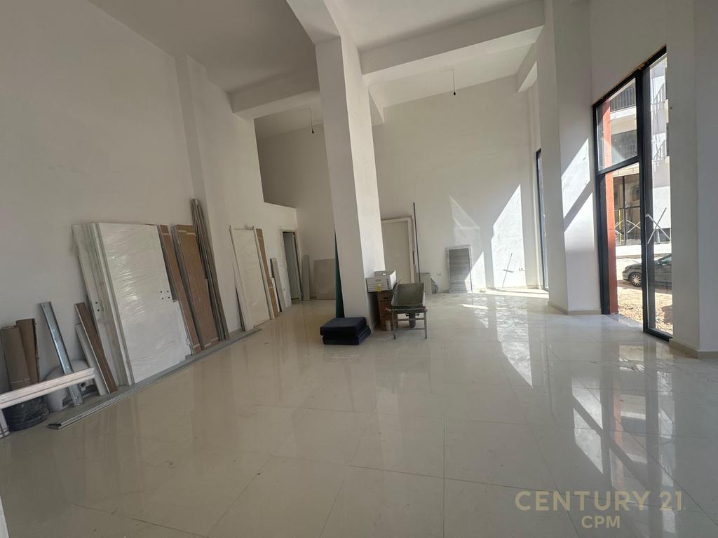 Ambiente comercial para alugar – Entre a rua hoxha tahsim e a rua qemal stafa