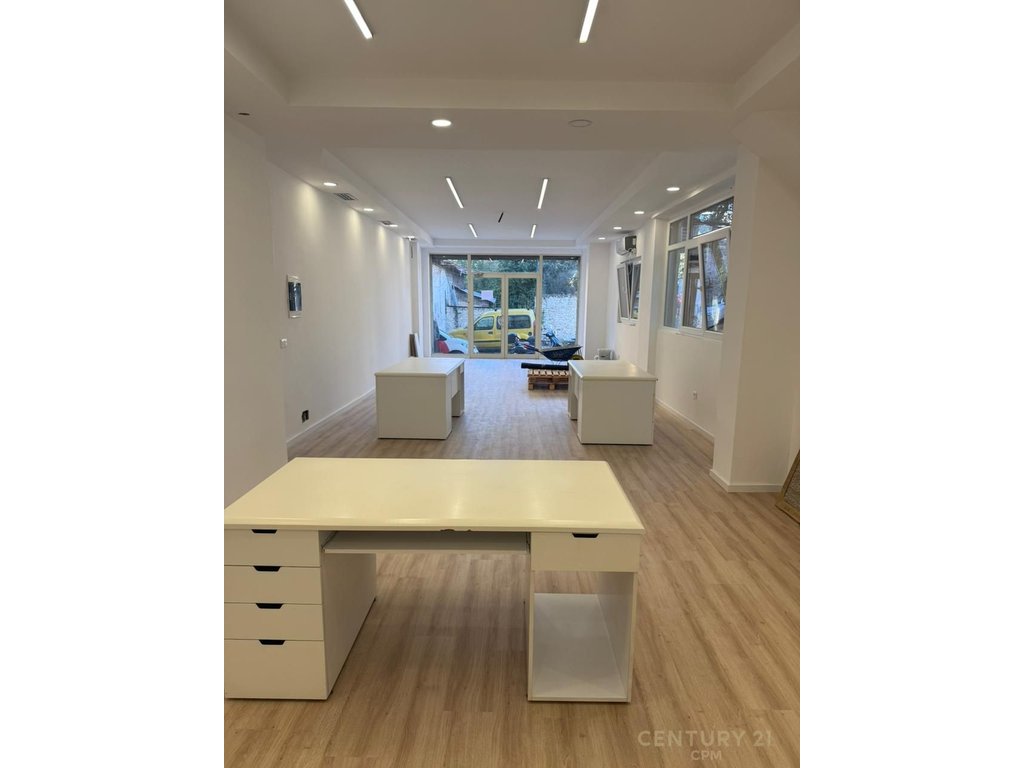 Ambiente comercial para alugar – Entre a rua hoxha tahsim e a rua qemal stafa
