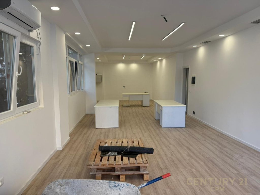 Ambiente comercial para alugar – Entre a rua hoxha tahsim e a rua qemal stafa