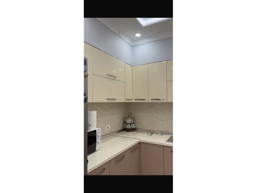 Jepet me qera apartament, Astir