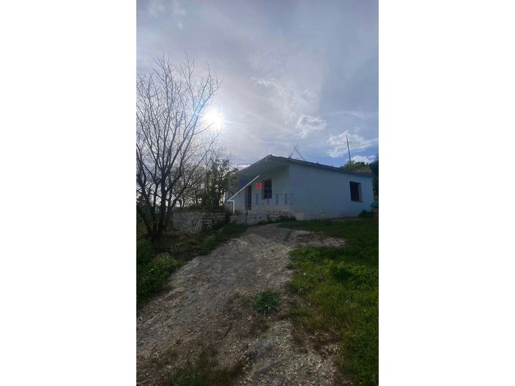 Radhimë, terreno + casa de una planta en venta