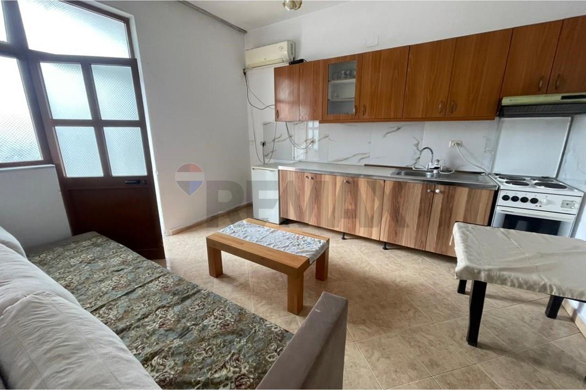 Jepet me qira shtëpi private kati 1