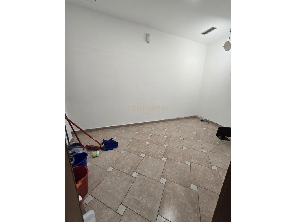 Espacio comercial en venta en Durrës, cerca de la calle mujo ulqinaku (1200 euro/m²)! (7)
