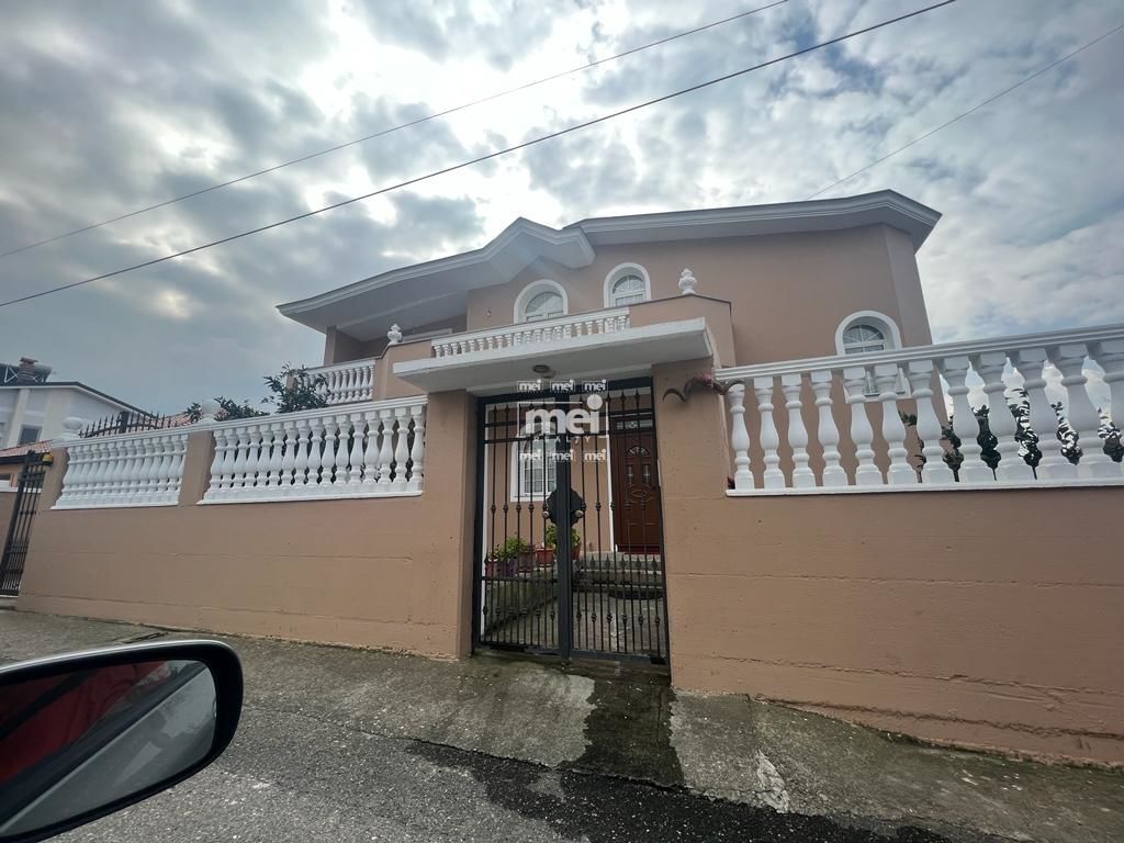 Villa de 2 pisos en manez!