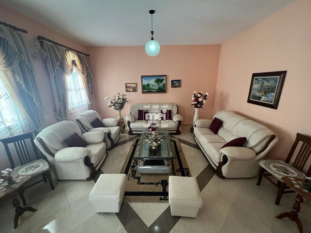 Villa de 2 pisos en manez!