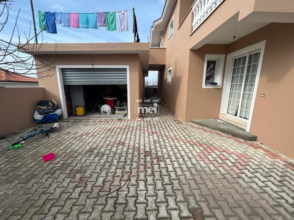 Villa de 2 pisos en manez!