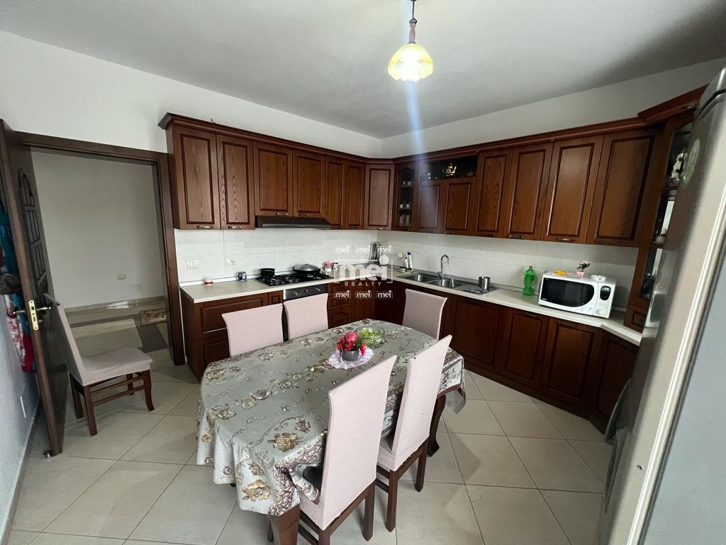 Villa de 2 pisos en manez!