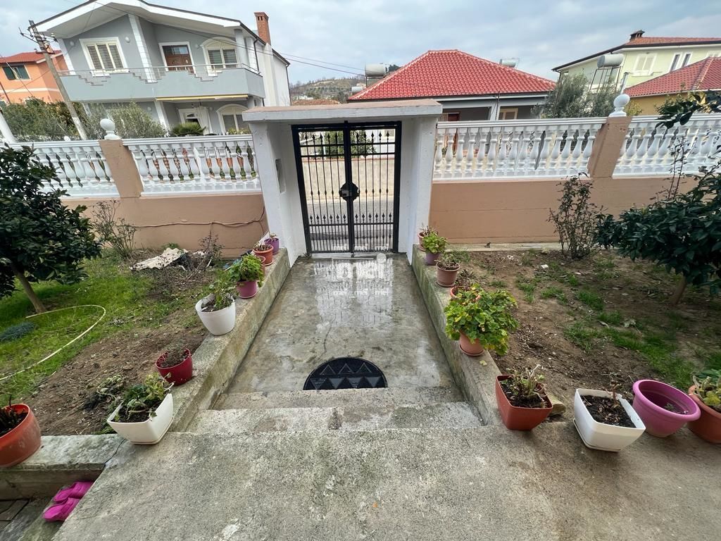 Villa de 2 pisos en manez!