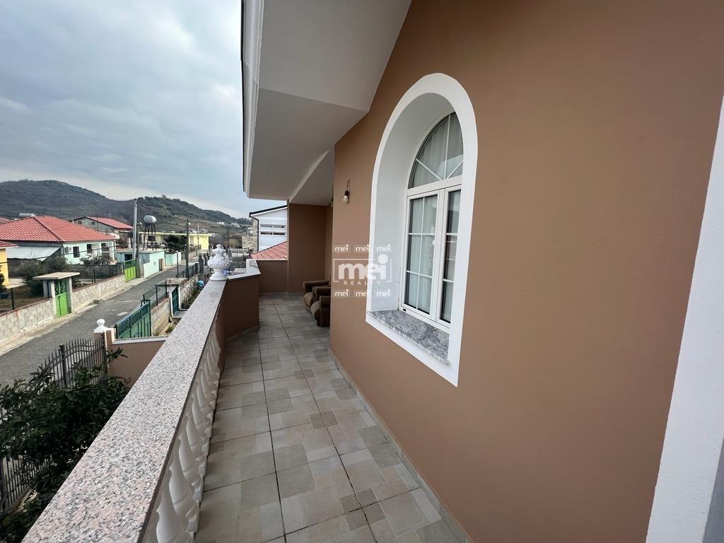 Villa de 2 pisos en manez!