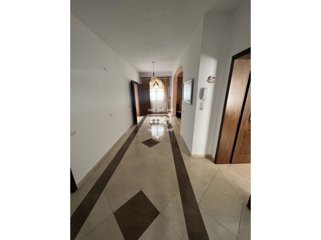 Villa de 2 pisos en manez!