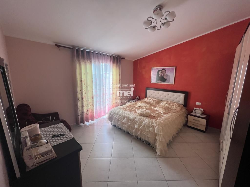 Villa de 2 pisos en manez!