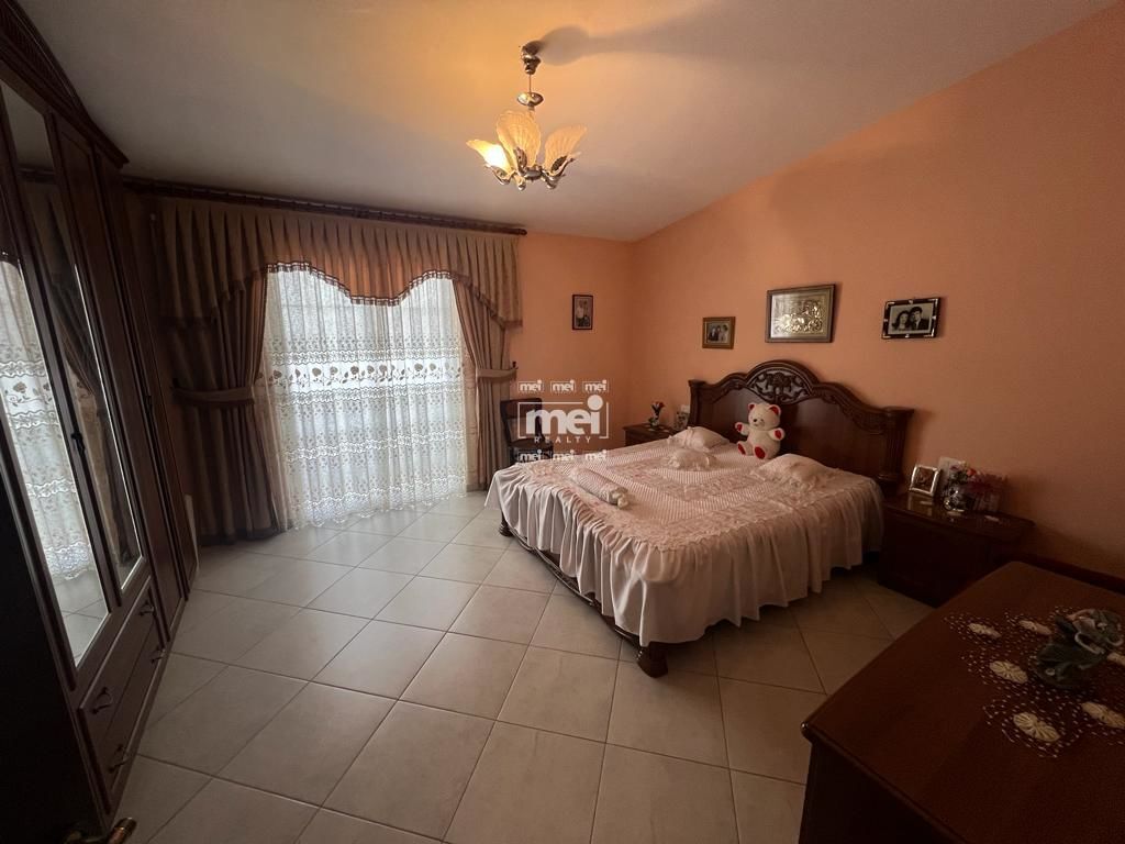 Villa de 2 pisos en manez!