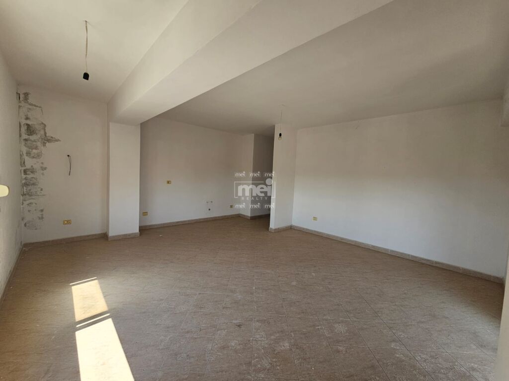 Wohnung 2+1 zu verkaufen bei rrota e kuqe, strand!