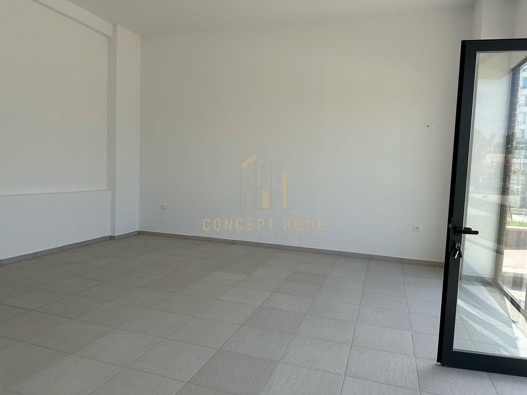 Commercial space for rent in Astir