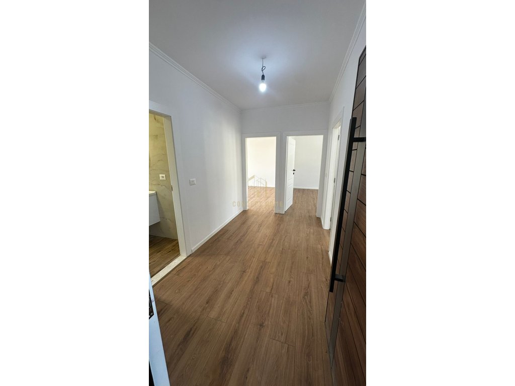 Shitet apartament 2+1 ? Ne xhamllik