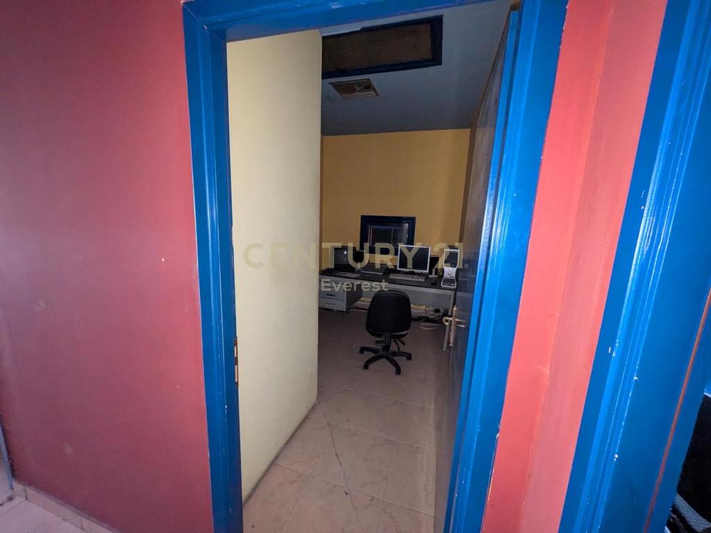 En alquiler: Espacio comercial cerca del estadio de Elbasan! (5)