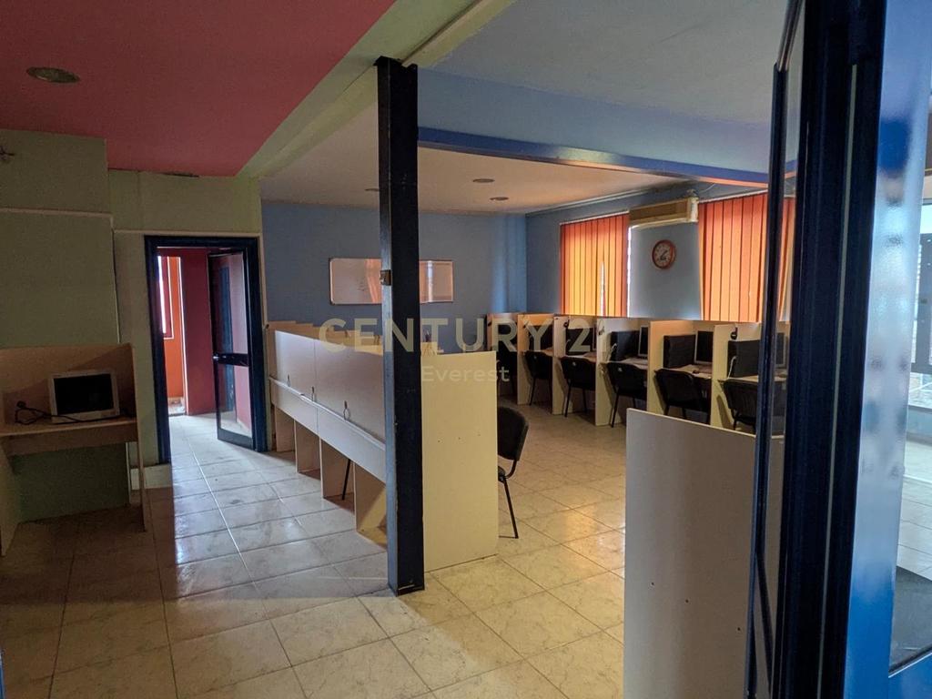 En alquiler: Espacio comercial cerca del estadio de Elbasan! (6)