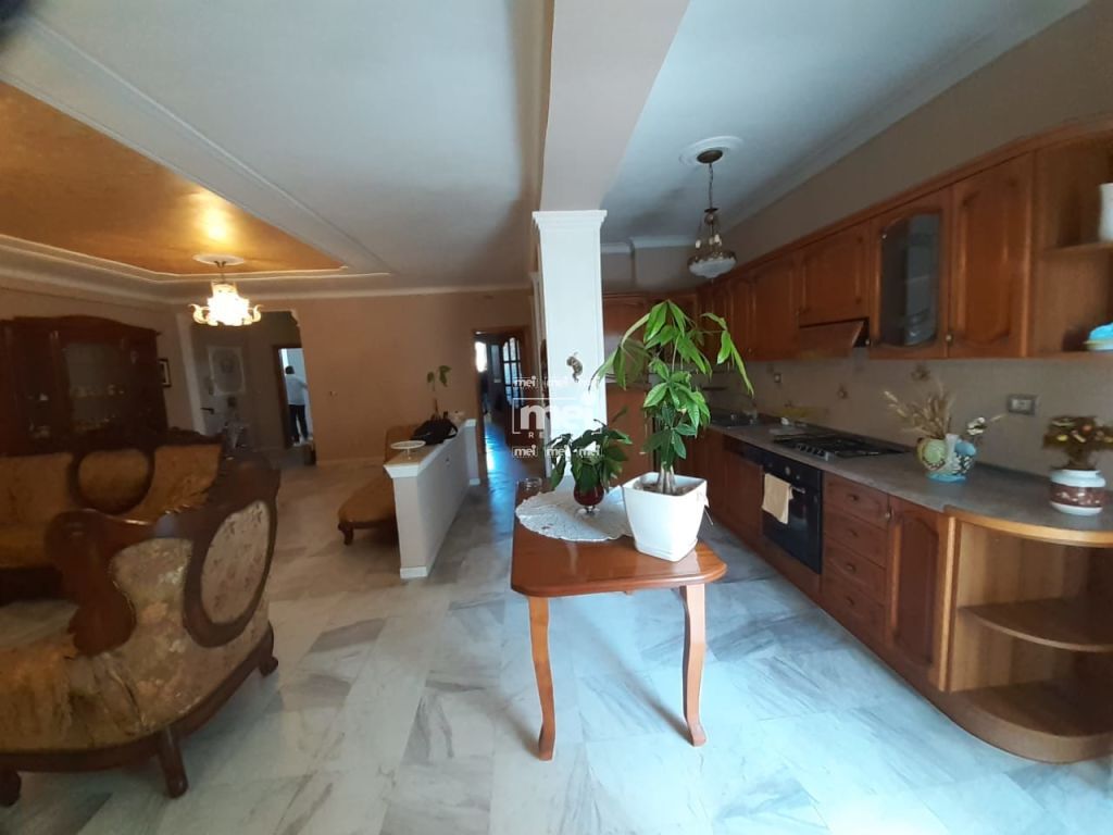 Apartamento 3+1+2 com garagem perto do estádio à venda!