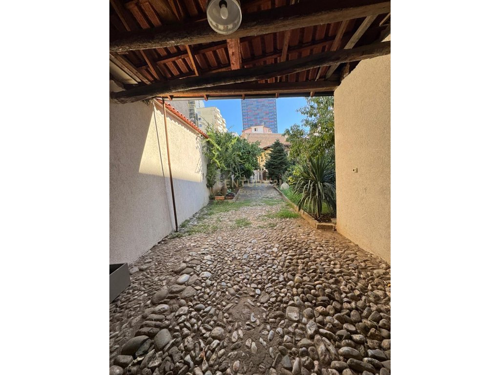 Häuser zu miete mit garten im zentrum von Tirana! (2)