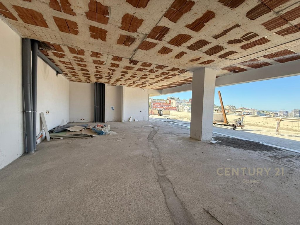 Penthouse mit fantastischer aussicht zum verkauf am lake thatë!
