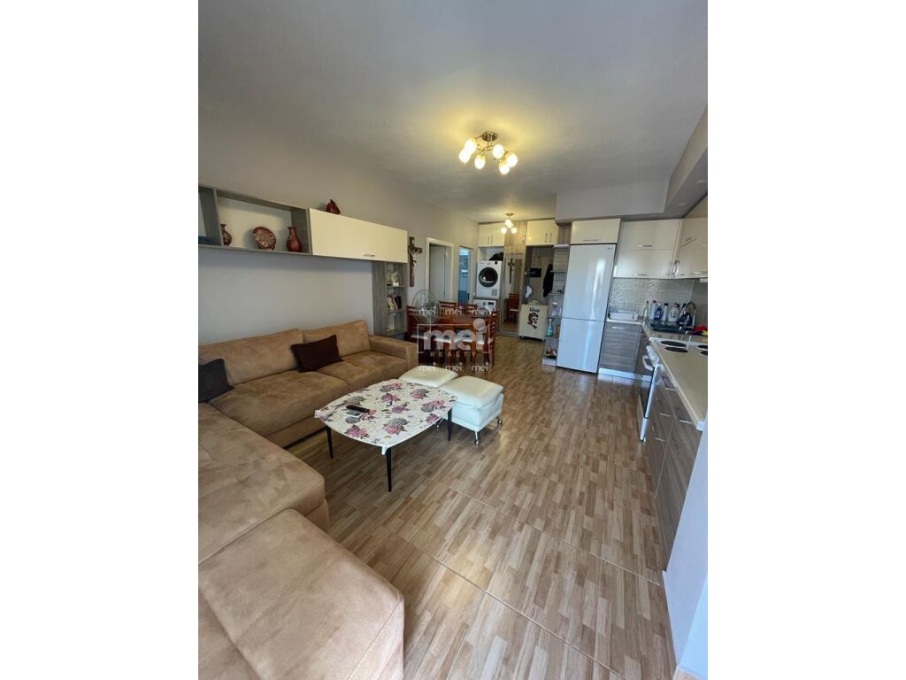 Wohnung zu verkaufen 2+1+2 + garage im zentrum von kavajes!