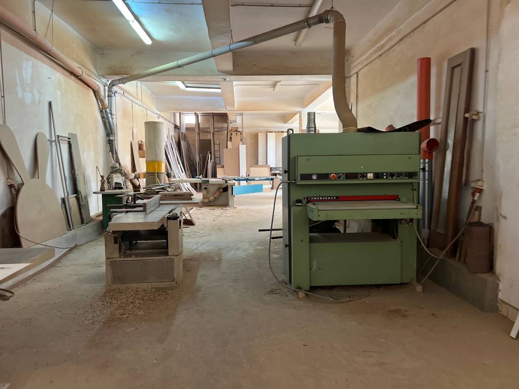 Venta edificio de 3 plantas con equipamiento y maquinaria!