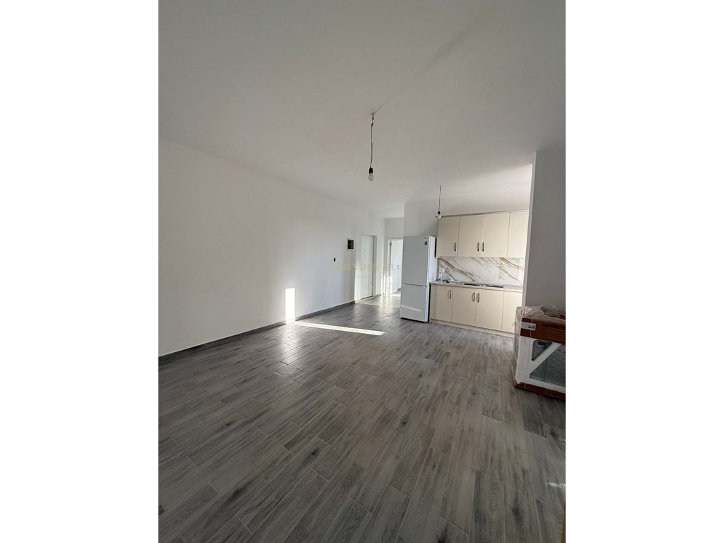 Apartament 2+1 ,per shitje ne "Transballkanike" vlore!!!