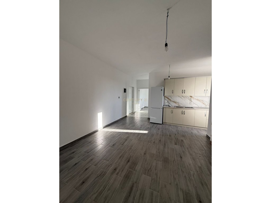 Apartament 2+1 ,per shitje ne "Transballkanike" vlore!!!