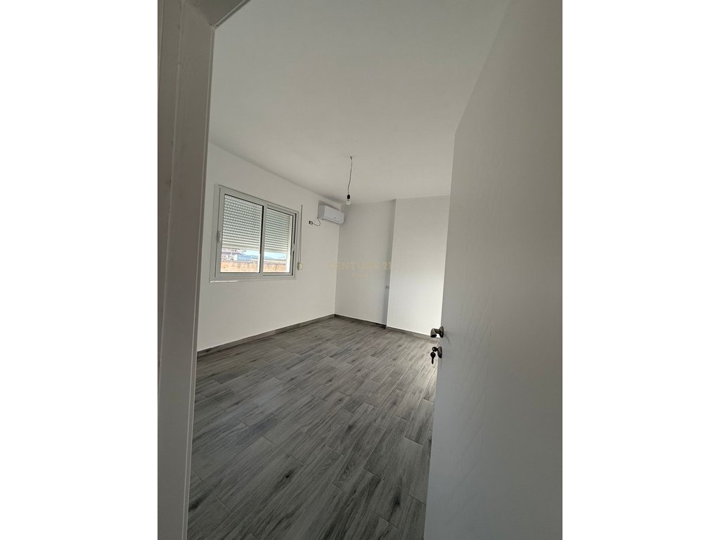 Apartament 2+1 ,per shitje ne "Transballkanike" vlore!!!