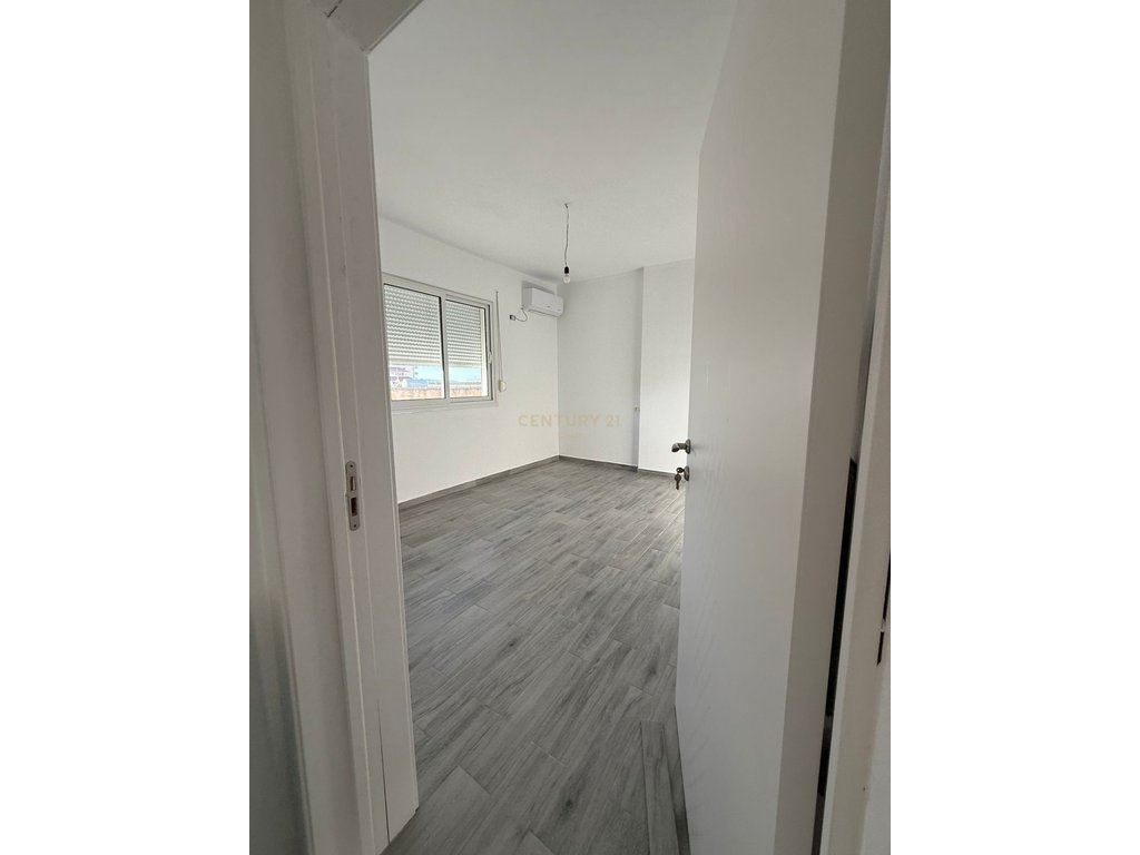 Apartament 2+1 ,per shitje ne "Transballkanike" vlore!!!