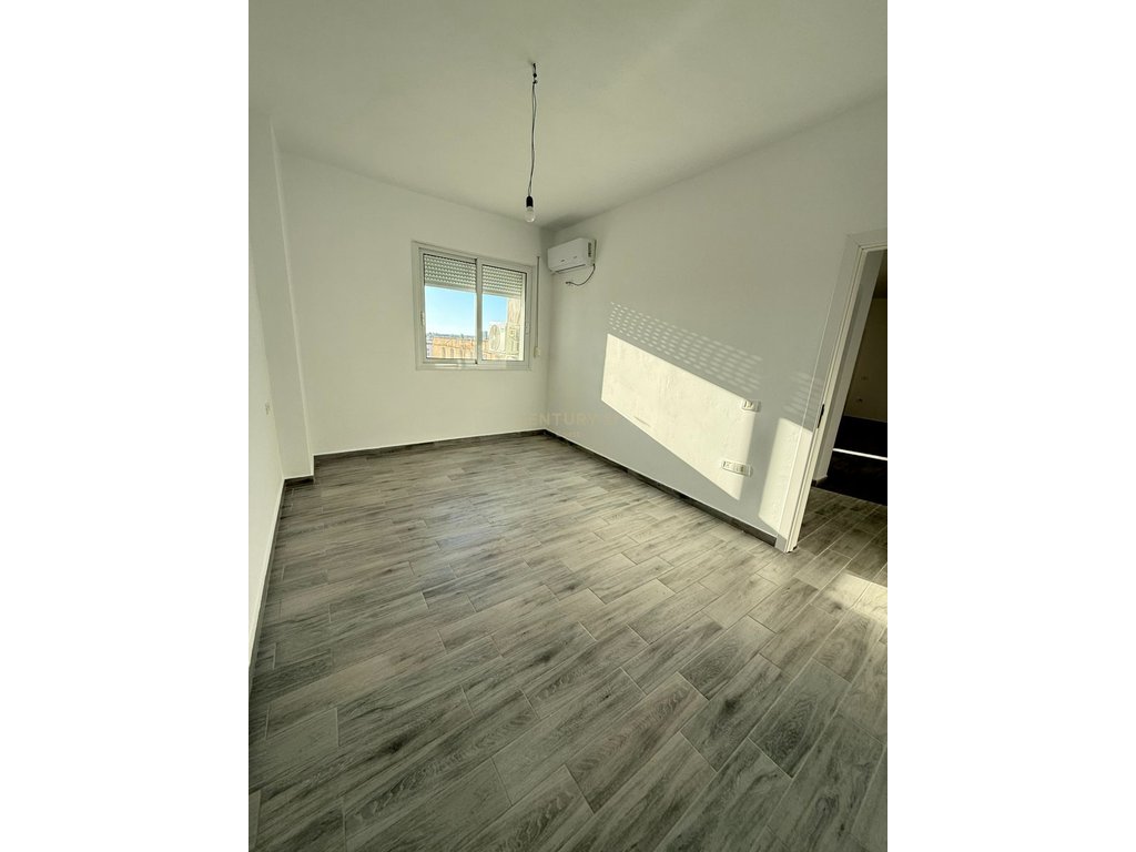 Apartament 2+1 ,per shitje ne "Transballkanike" vlore!!!