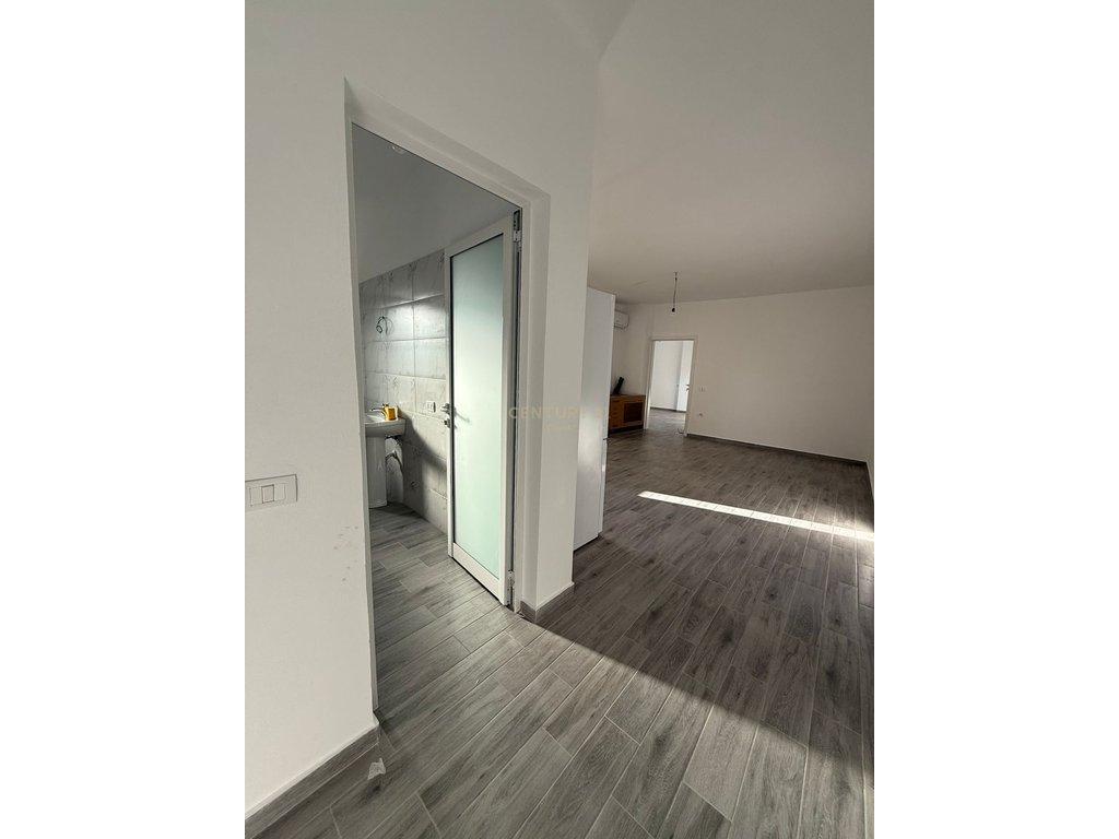 Apartament 2+1 ,per shitje ne "Transballkanike" vlore!!!