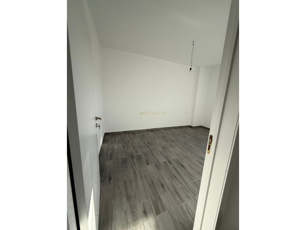 Apartament 2+1 ,per shitje ne "Transballkanike" vlore!!!