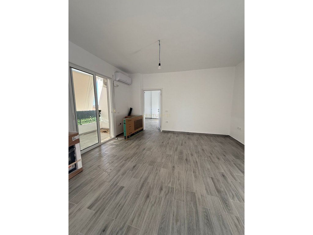 Apartament 2+1 ,per shitje ne "Transballkanike" vlore!!!