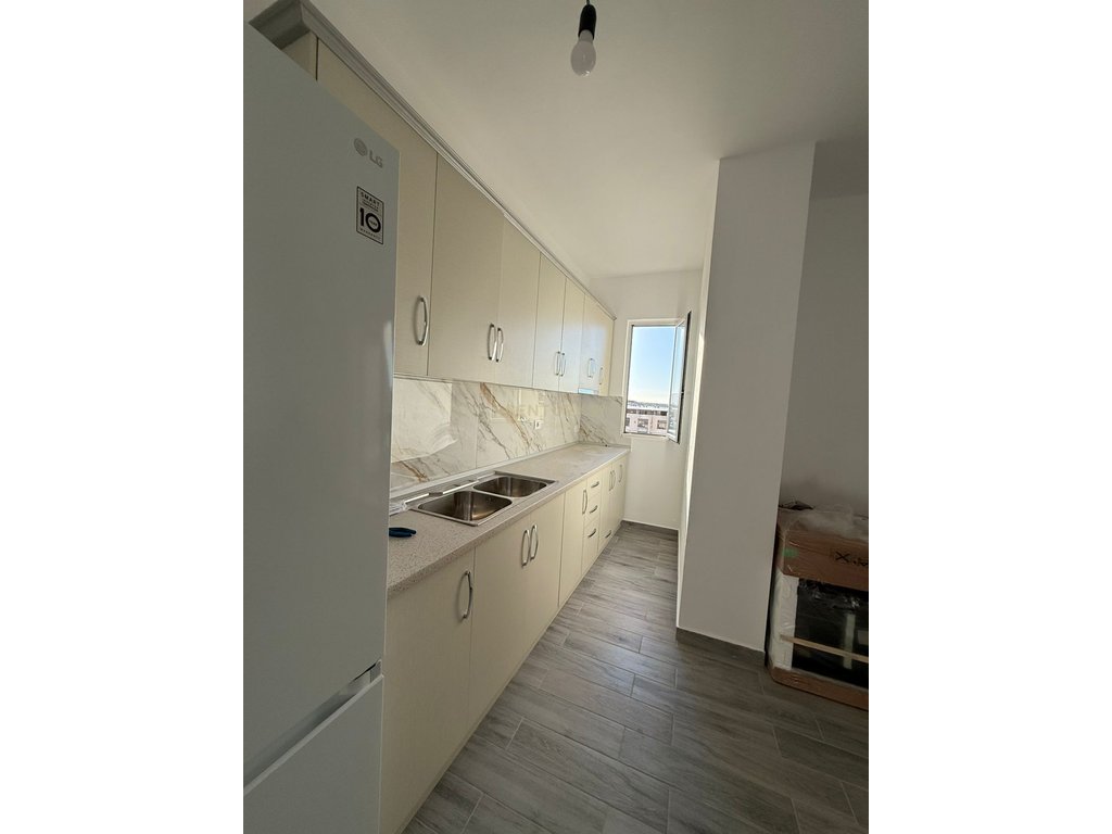 Apartament 2+1 ,per shitje ne "Transballkanike" vlore!!!