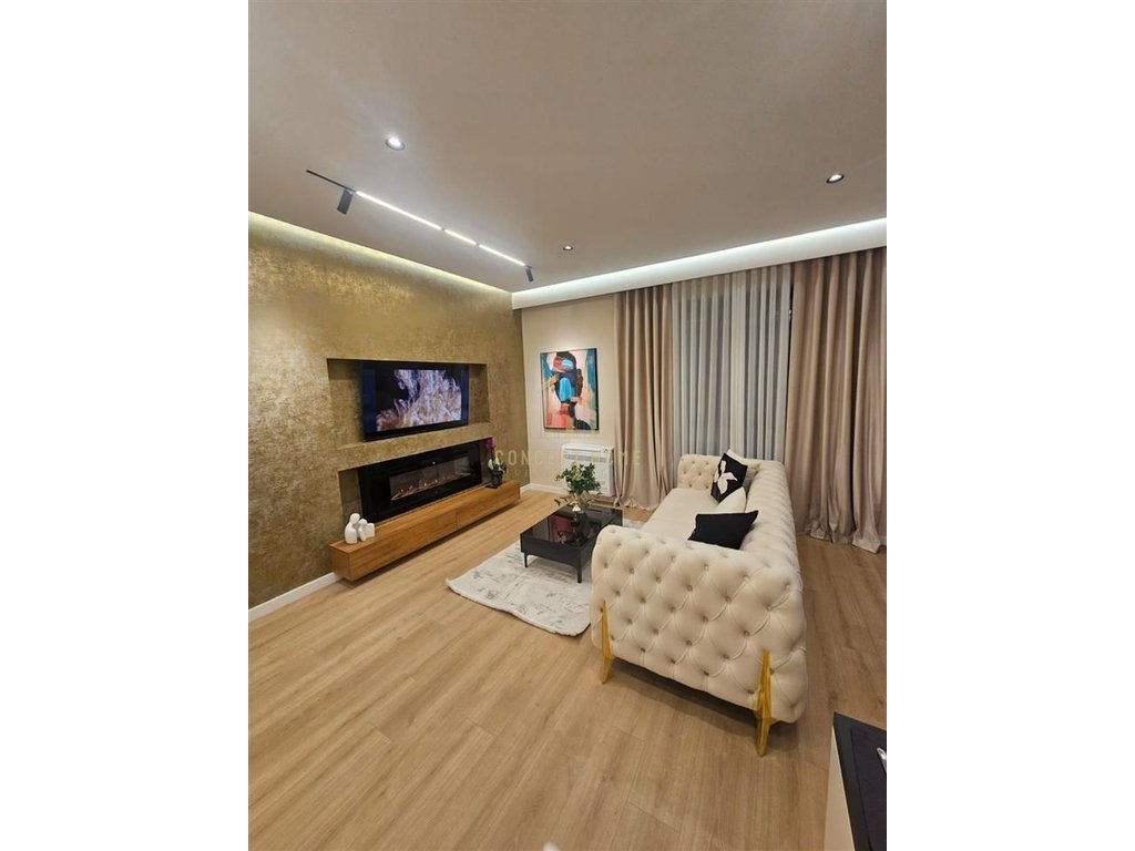 Shitet apartament 2+1 te pazari i ri
