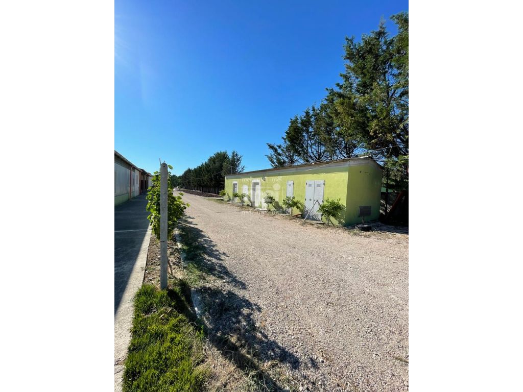 Propriété + affaire à vendre à shijak!