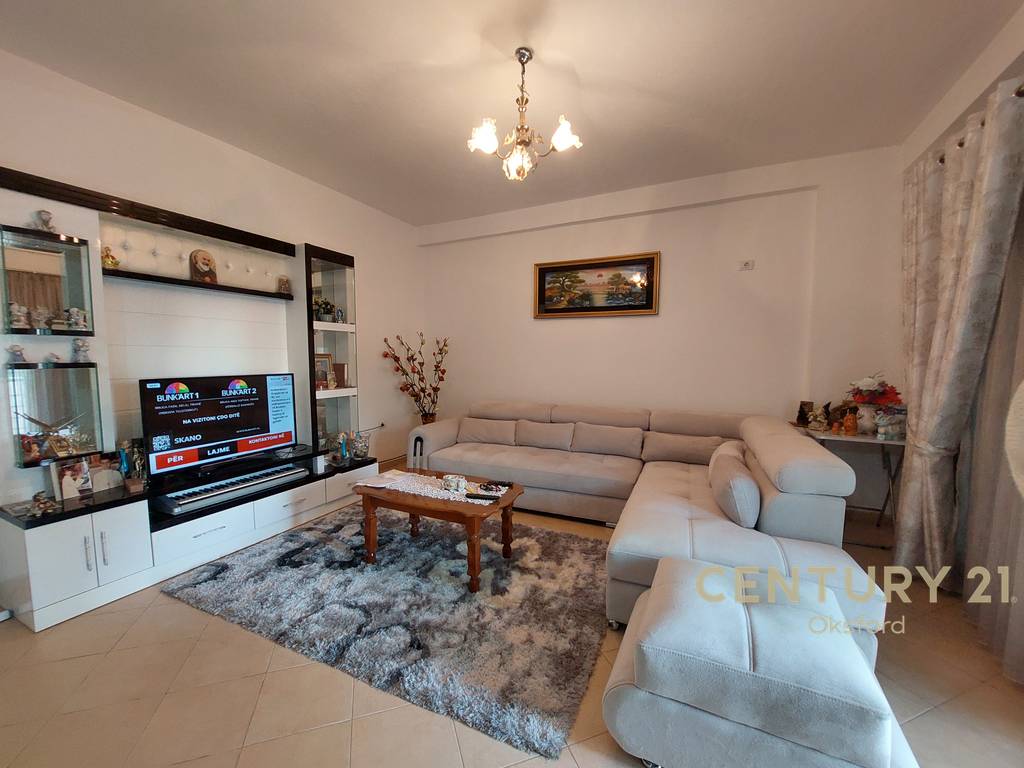 Vendido 2+1+2, rua e çipajve Vlorë.