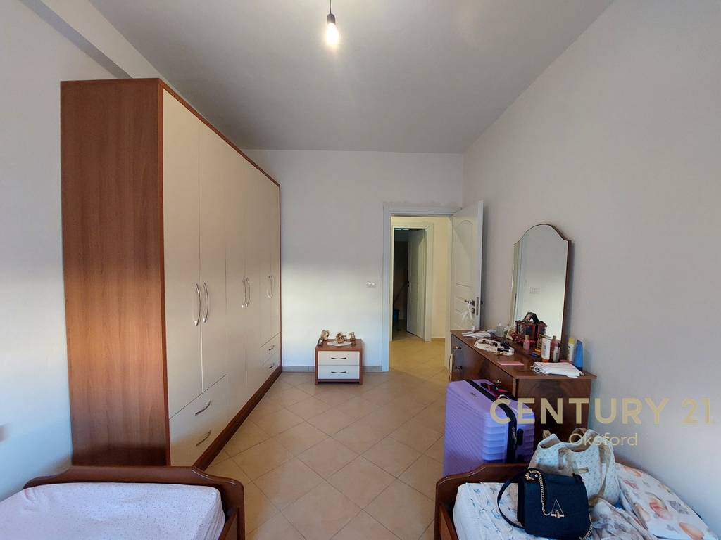 Vendido 2+1+2, rua e çipajve Vlorë.