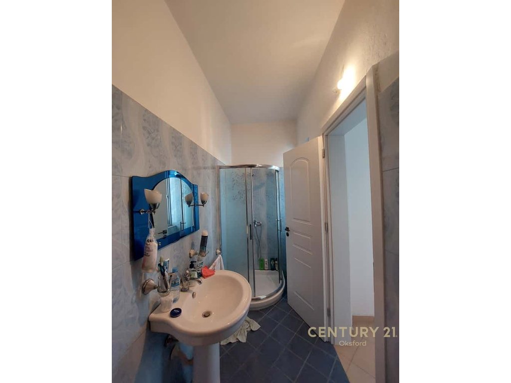 Vendido 2+1+2, rua e çipajve Vlorë.