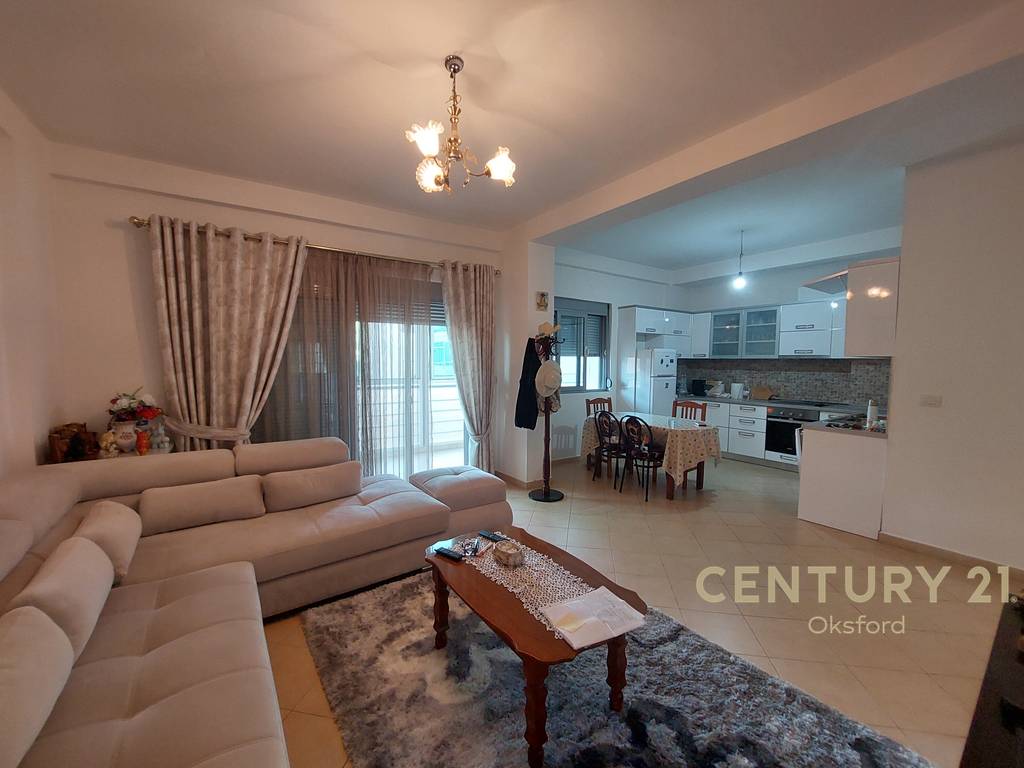 Vendido 2+1+2, rua e çipajve Vlorë.