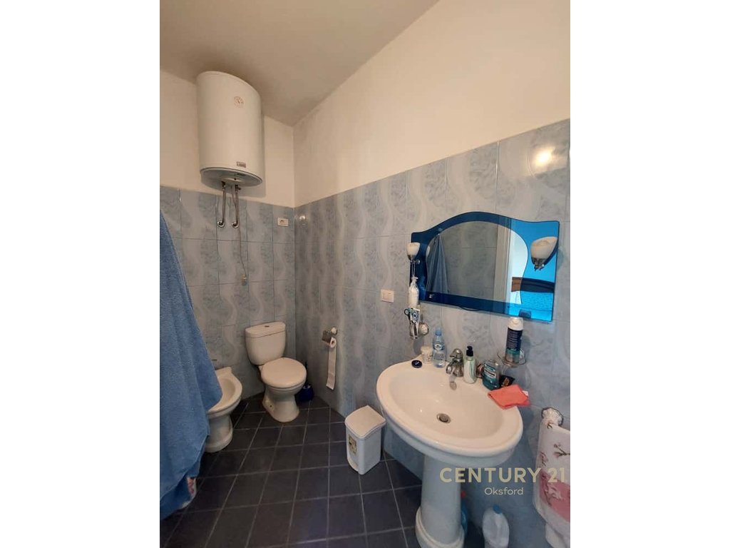Vendido 2+1+2, rua e çipajve Vlorë.