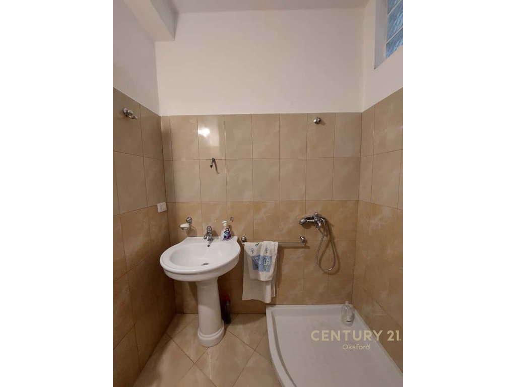 Vendido 2+1+2, rua e çipajve Vlorë.