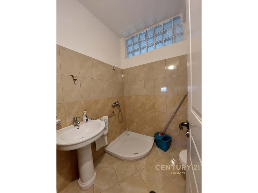 Vendido 2+1+2, rua e çipajve Vlorë.