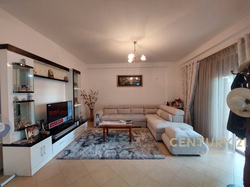 Vendido 2+1+2, rua e çipajve Vlorë.