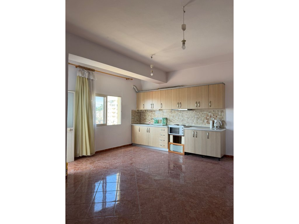 Vendido 2+1+2, rua e çipajve Vlorë.