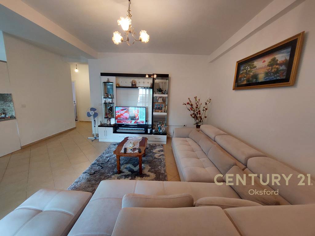 Vendido 2+1+2, rua e çipajve Vlorë.