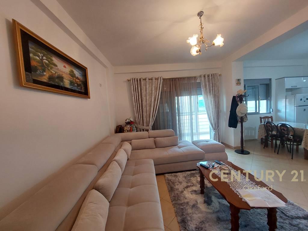 Vendido 2+1+2, rua e çipajve Vlorë.