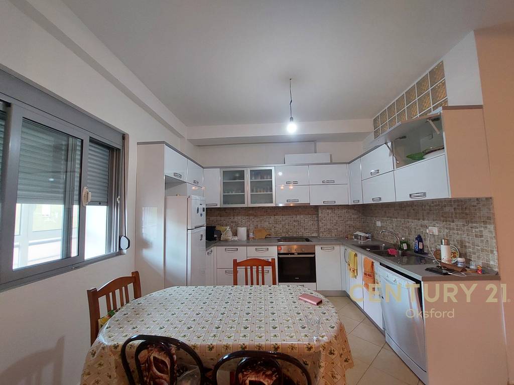Vendido 2+1+2, rua e çipajve Vlorë.