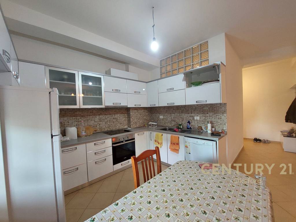 Vendido 2+1+2, rua e çipajve Vlorë.